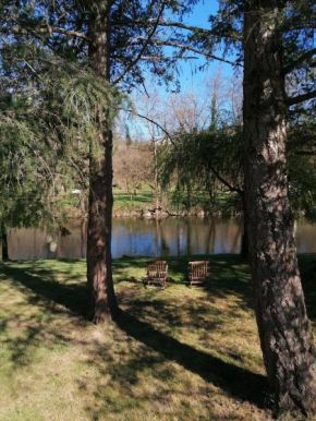 La CABANE AUX ECREVISSES - LES PIEDS DANS L'EAU